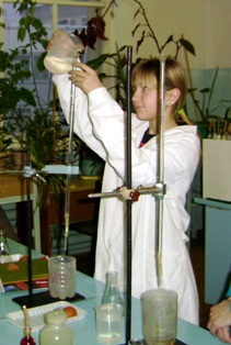 Президент НОУ Светлана Андреева выполняет экспериментальную часть исследовательской работы (2006г.)